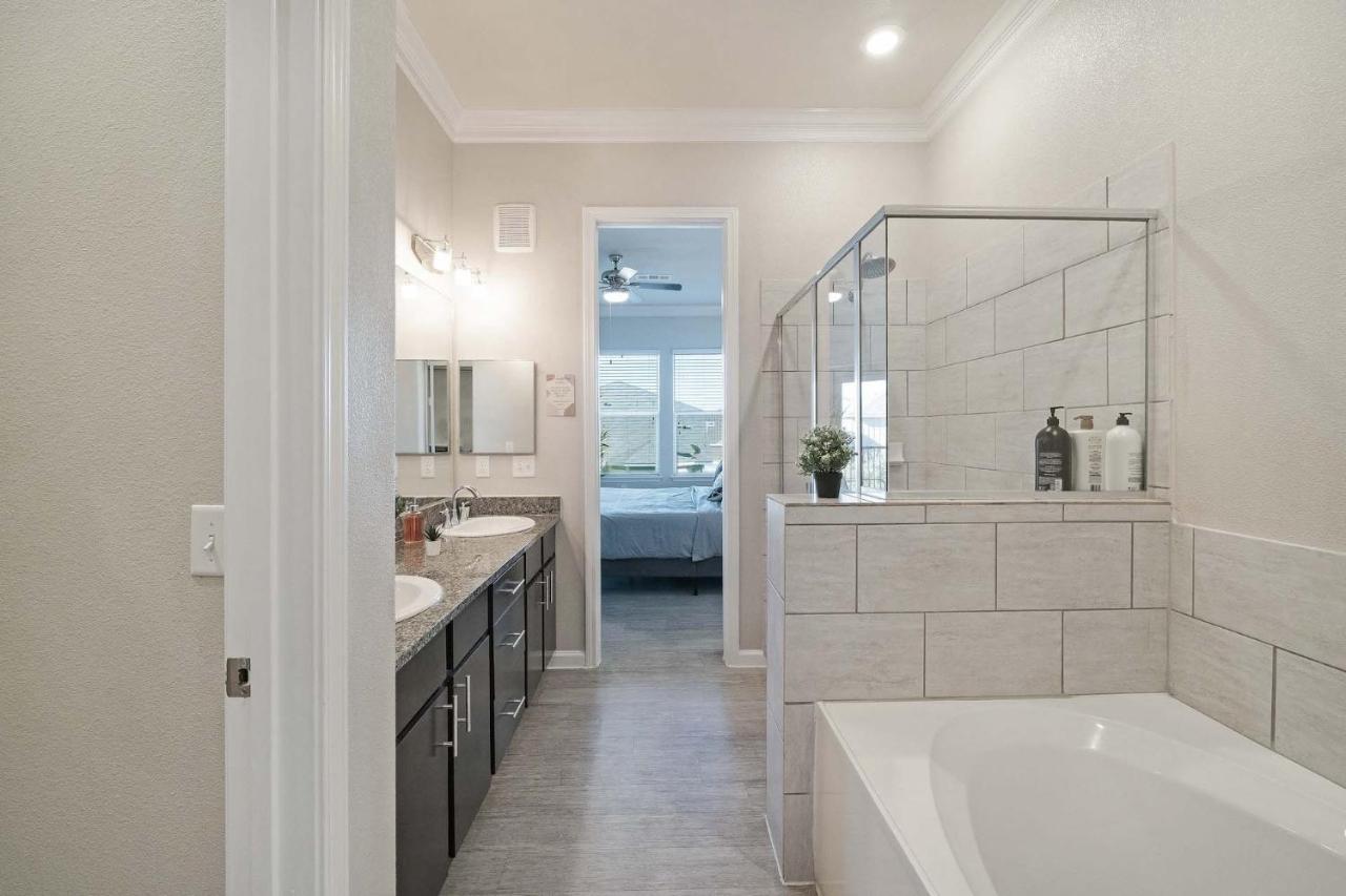 Luxury Townhomes - Evonify Stays Остин Экстерьер фото