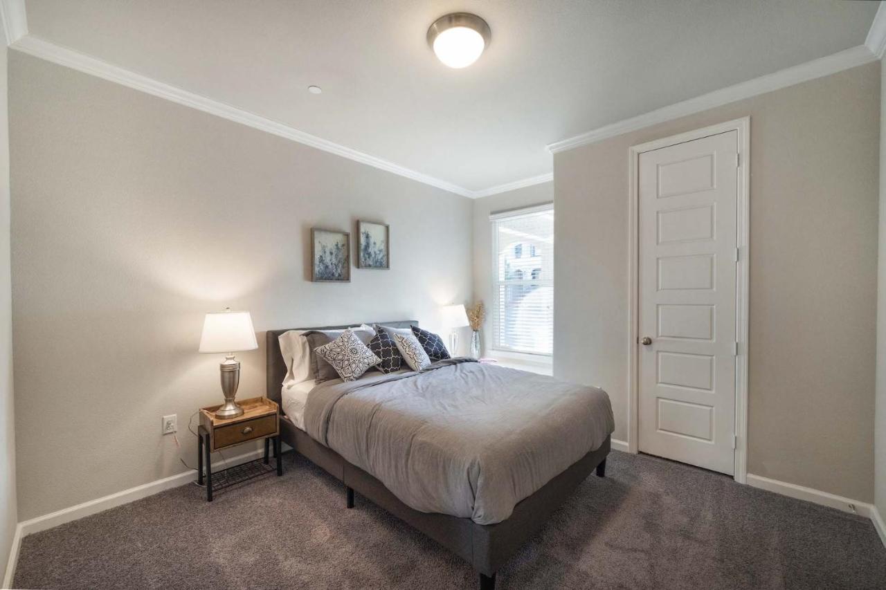 Luxury Townhomes - Evonify Stays Остин Экстерьер фото